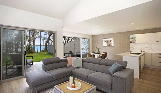 Brand New Dog Friendly Lakefront Villa