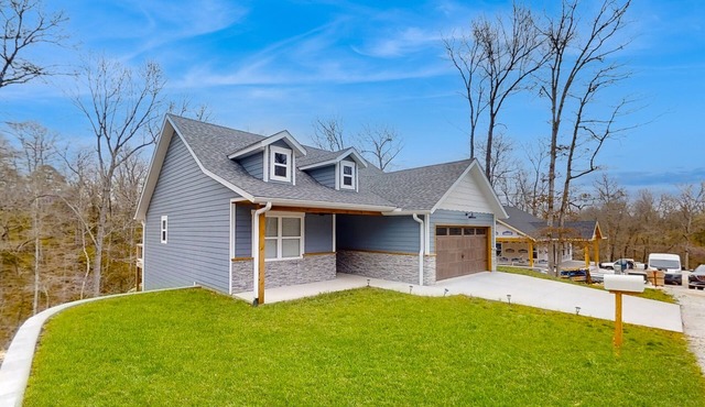 Brand-new, dog-friendly home among the treetops with great deck & location