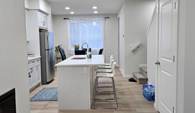 Brand New Duplex: Garden-to-Table Stay near Seton Hospital & Fast WiFi