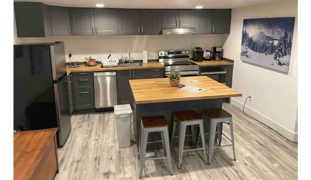 Brand New East Bench Apartment - Smoke Free