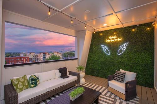 Brand New Elegance Rooftop Views of Nashville