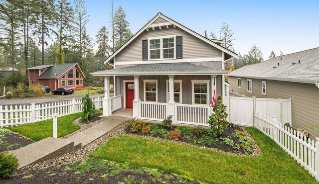 Brand New Family & Dog-Friendly Retreat Near the Bay W/ Free WiFi & Front Porch!