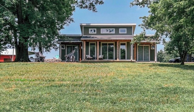Brand new family friendly, Serene lake house located an hour from Nashville!