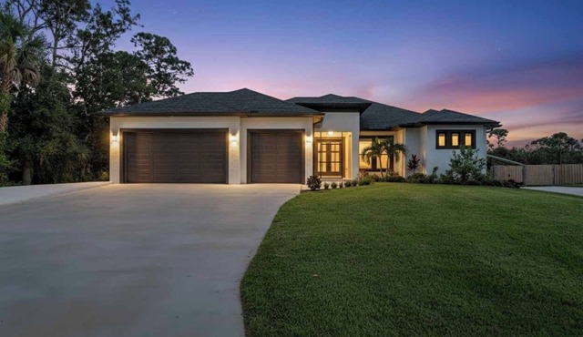 Brand New, Family Friendly Spacious- Home Sleeps 12 + 10 mins to Gulf Beaches