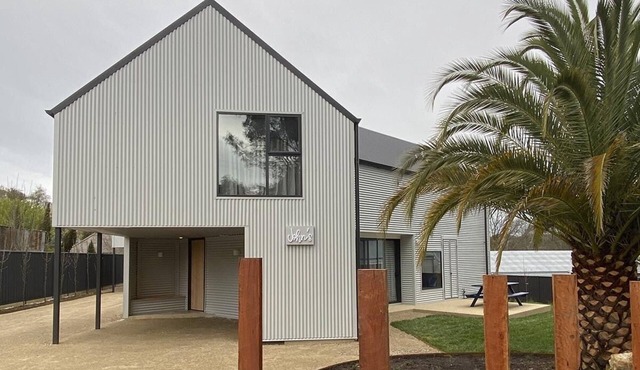 Brand new family & group accommodation within walking distance to town