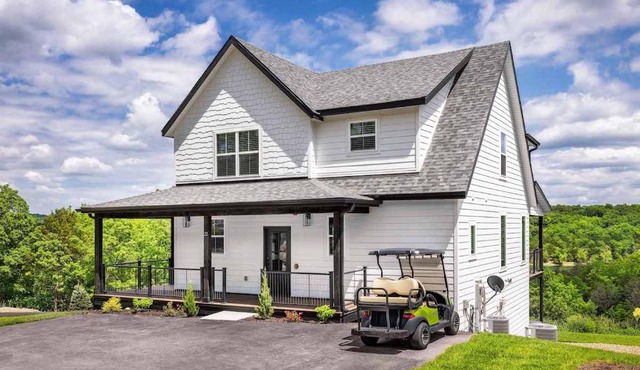BRAND NEW! FREE amenities and a Gorgeous Lakefront Luxury Cabin with 2 Resort Pools