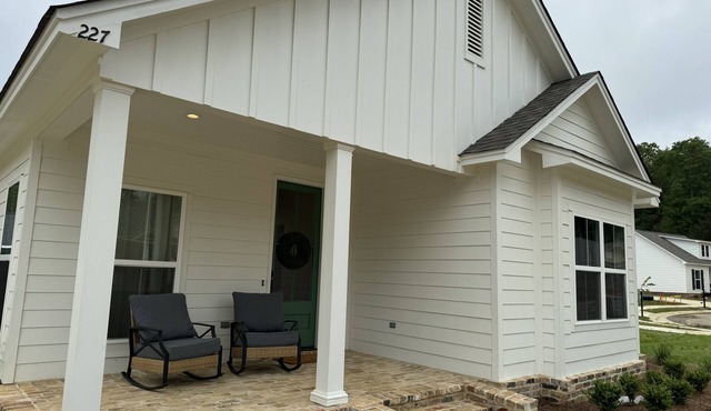 Brand New Gameday Getaway! Less than 3 miles from Campus.