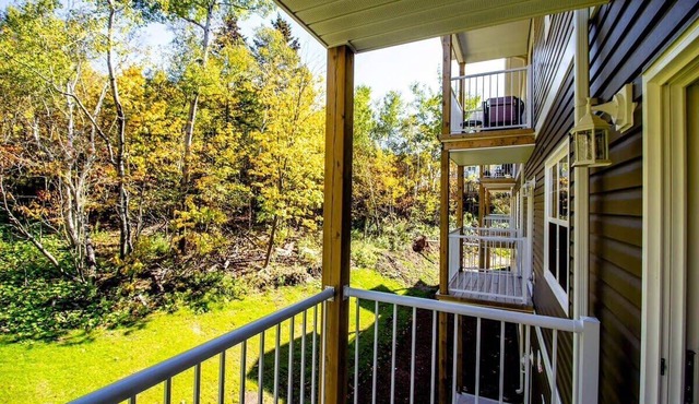Brand new Gorgeous Condo Near UNB & Hospital Coffee Parking 202