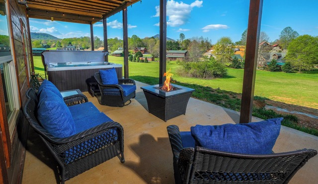 Brand new gorgeous 5BR cabin with mtn views, game room, hot tub, movie theater!