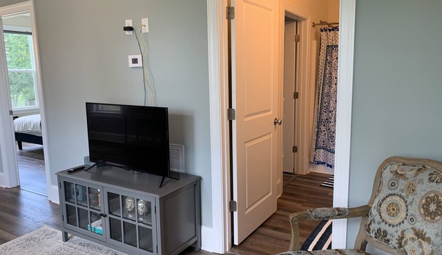 Brand New Guest Apartment on 4 Acres (Pet-Friendly!)