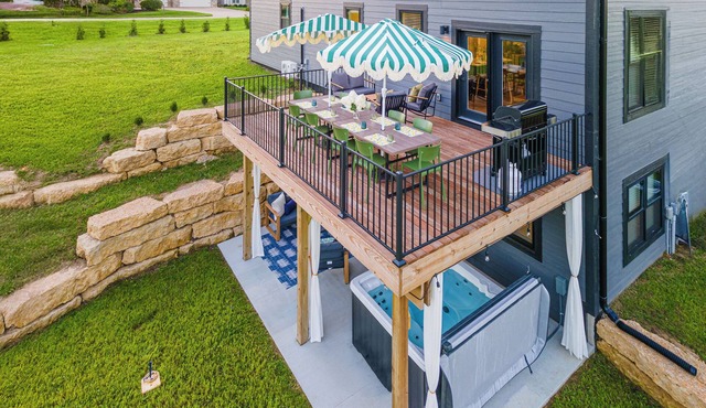 Brand New Home! Hot Tub Massage Chair Game Room, Dog Friendly, Fun for all ages!