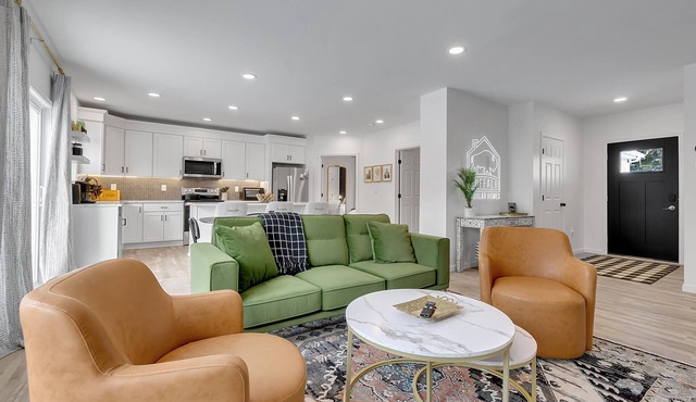 Brand New Home in WNY! Sleeps 13. Central location, only 8 min from airport!