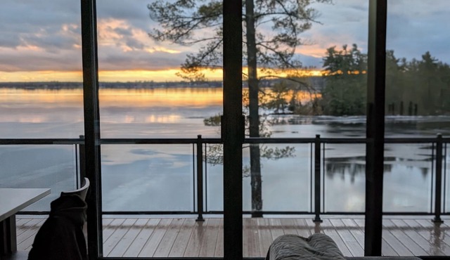 Brand new home, lakefront with Level 2 EV charger, Starlink high speed internet