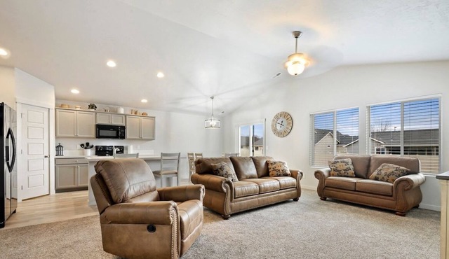 Brand New Home! Sleeps up to 8! Purple mattresses!