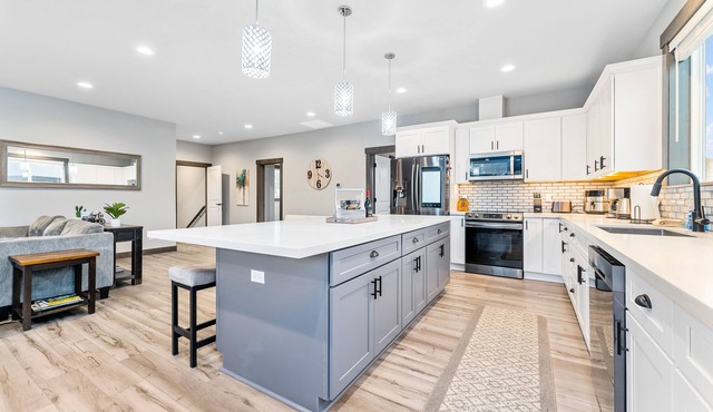 Brand-new home with amazing lake views, private hot tub, & game room