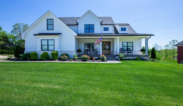 Brand New Home with Indoor Golf Simulator! 20 minutes from Kentucky Derby!