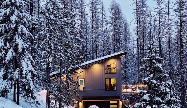 Brand New Hot Tub - 25min from Ski/Whitefish - Central Location- Gorgeous Views