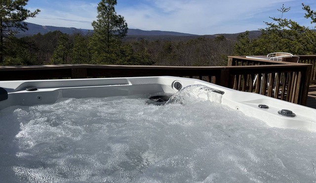Brand New Hot Tub! Beautiful Log Cabin w/Gorgeous Views