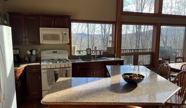 Brand new hot tub, spacious Chalet 1 min from Okemo base and Ludlow Downtown!