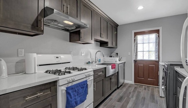 =Brand New House= near Downtown LA- Sleeps 6