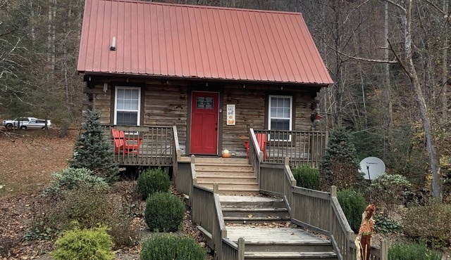 BRAND NEW JACUZZI HOT TUB Real Log Cabin, Beautiful Rushing Trout Stream, Wifi.