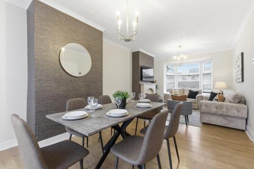 Brand new - Junction 10 M6 A454 Keyway -4 Beds- Bilston Willenhall Wolverhampton Photos will change late January - Large Driveway for LWB Vans -Walsall 90 - Foundry Business Park- Walsall Bloxwich - BY Samina - ARZ Stays