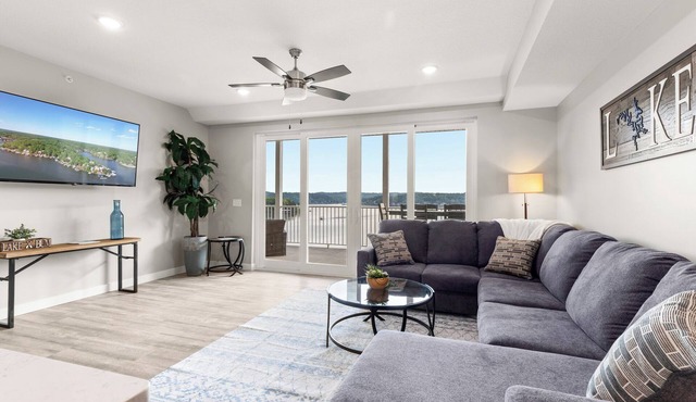 *Brand New - Lake front~ Screened in Porch ~ 2 PWC & 12 x 32 slip