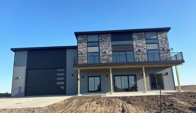 Brand new lake house with panoramic view overlooking Lewis and Clark Lake.