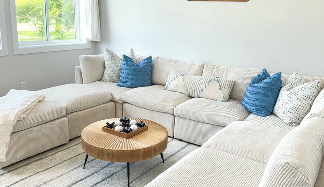 BRAND NEW Lake View Stylish+Modern Cottage
