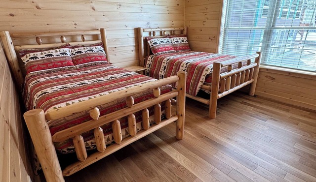 BRAND-NEW LAKEFRONT LODGEnBlack Bear Lodges - The Bear's Lair Lodge