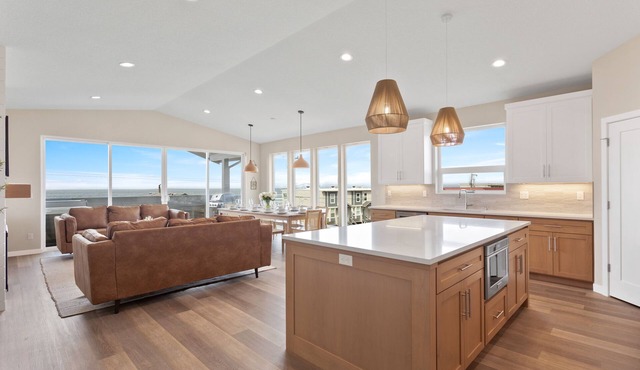 Brand New Lavish Townhome Duplex w 2 Private Hot Tubs & 2 Saunas