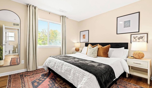 Brand New! Lower Flat 1BR Near Downtown, Roseville