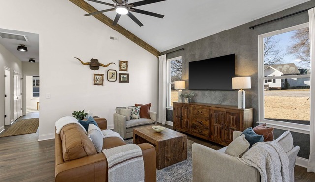 Brand new Lux 3 BR Downtown Gem! Pickleball/BB Court