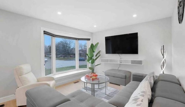 Brand New Luxe House Reno (5 Star Superhost on Airbnb) on Quiet Cul-De-Sac