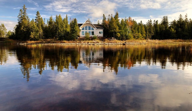 Brand-New Luxury Lakefront Home/Kayaks, Seclusion, minutes from DeTour, MI