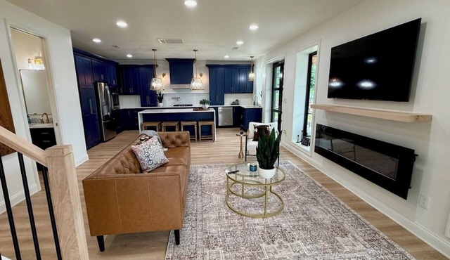 Brand new luxurious 3-bedroom home w/huge dock in Captain Ron's cove
