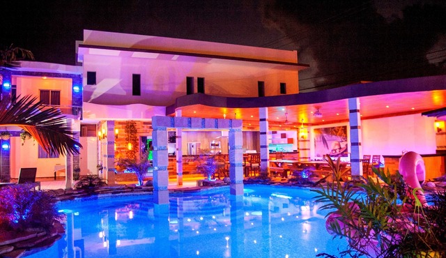 Brand New Luxury 14BD Party Villa, steps from Clubs/Beaches!