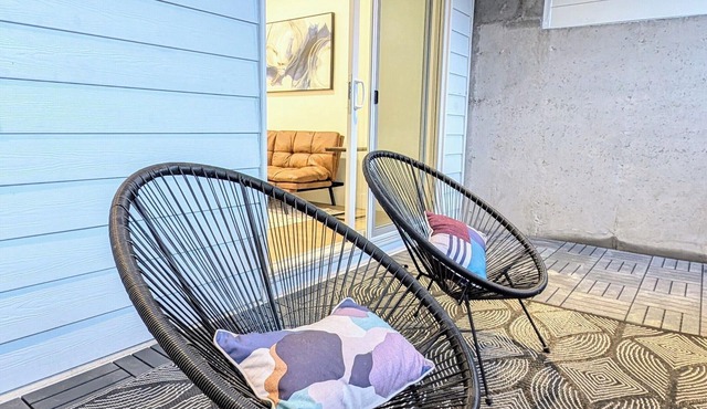 BRAND NEW Luxury 2 BD Private Suite w/Patio, Close to Downtown Calgary