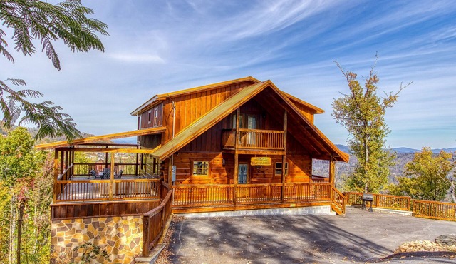 Brand NEW Luxury 4/4.5 Cabin! AMAZING VIEW! Indoor Pool, Huge Game Room, WIFI