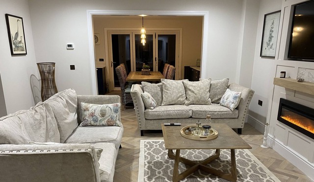 Brand new luxury 5* house walk to beach