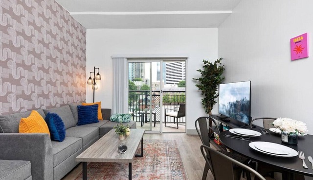 Brand New Luxury Apt, 2 Mins to Stadium, Free Parking, City Views, WiFi