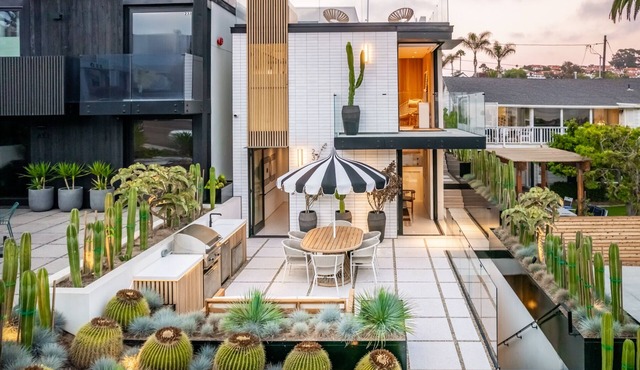 BRAND NEW LUXURY BEACHFRONT HOME @ MOONLIGHT BEACH