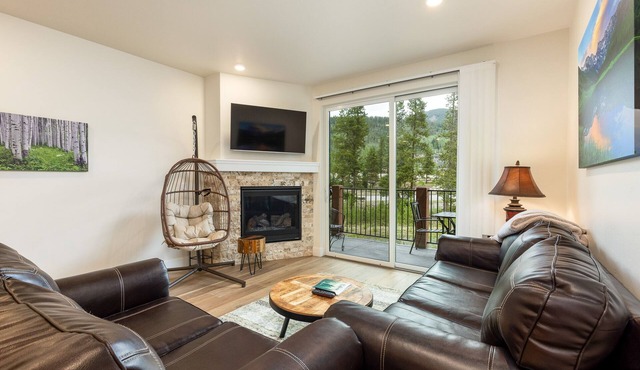 Brand New Luxury Condo/Stunning Mountain Views/Shared Hot Tub/Shuttle to Lifts