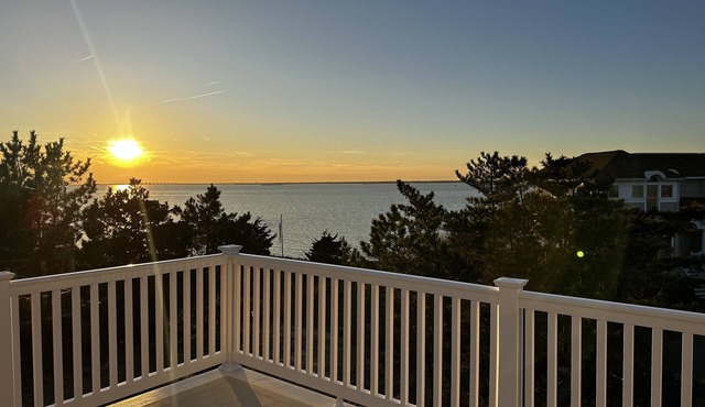 Brand-New Luxury Home with Amazing Bay Views/SUNSETS-1 block to Ocean, Swim Spa