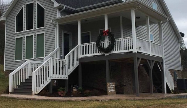 BRAND NEW Luxury House ~ 3 Bedrooms With Great Mountain And Creek Views