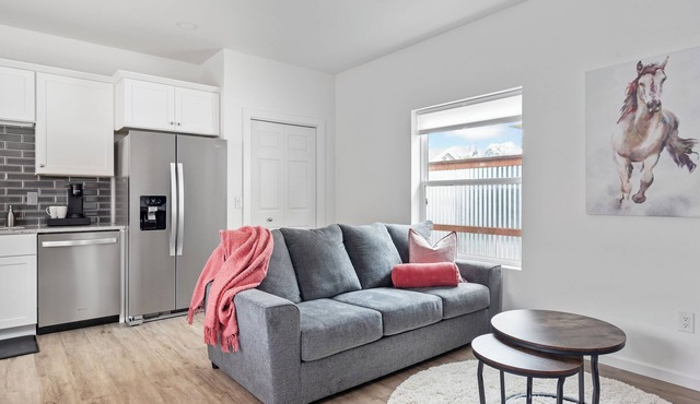 Brand New, Luxury King Bedrm, Heart of Downtown, Quaint popular area, EV charger