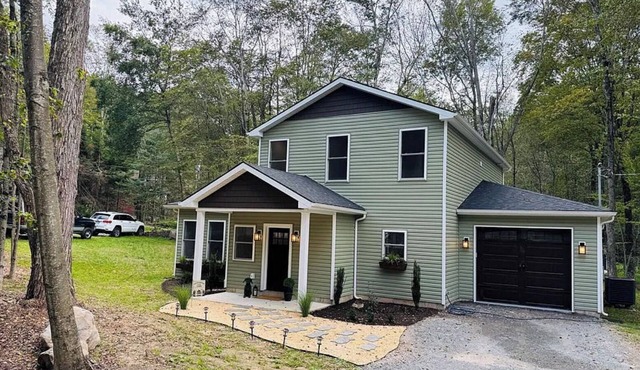 Brand-New Luxury Retreat. Sleeps 10. Near Lake, Skiing & Waterparks