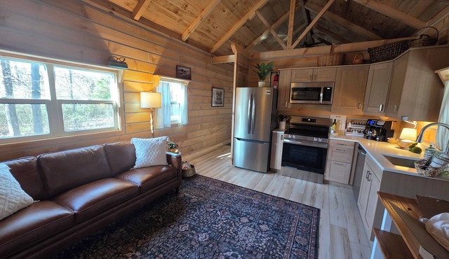 Brand New Luxury Tiny House Less than 5 minutes from Oasis Sports Complex!