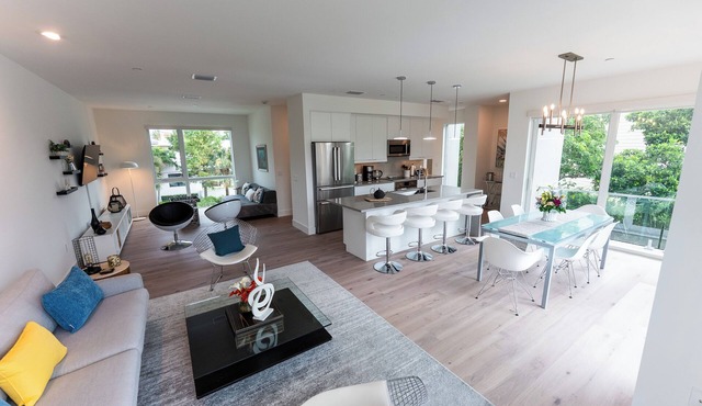 Brand New Luxury Townhouse in Downtown Sarasota w/Elevator, Kayaks, and bicycles