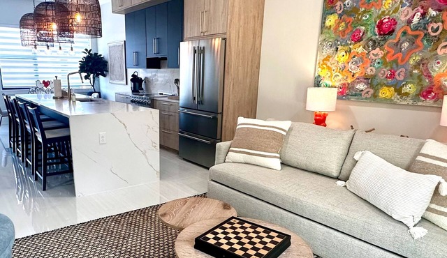 Brand new Luxury Townhouse - Downtown Location, Dog-Friendly W/Private Hot Tub